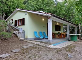 Family friendly house with a swimming pool Dolenja Vas, Central Istria - Sredisnja Istra - 24528, hotel en Dolenja Vas