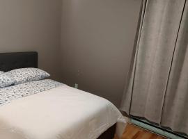 Spacious and comfortable accommodation, hotel in Longueuil