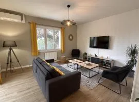 Pavillon rénové avec jardin arboré, proche centre-ville, véranda, parking, wifi, idéal familles - FR-1-489-417