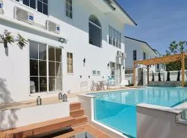 White Wood Family Villa, 5 Kingbeds, 12 mins airport