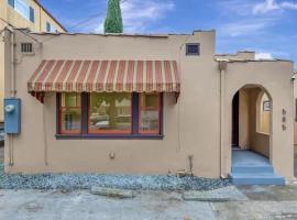 Iconic 2BR Bungalow, Short Walk to SJSU, with Parking, hotel in San Jose
