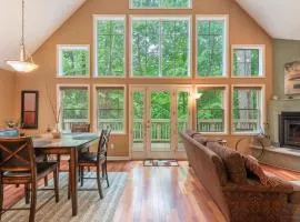 Bear Trail Chalet by AvantStay Retreat w Outdoor Living Deck Fire Pit