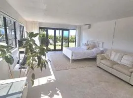 Cielo Flaxton, Newly Renovated Luxury Accommodation with Ocean and Iconic Views