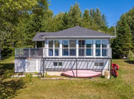 Spa & Lake Access - Le Chic Shack des 3 lacs, spa hotel in Trois-Lacs