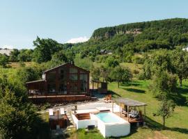 Le Chalet M - Cabană cu o panoramă de poveste., hotel i Şurdeşti