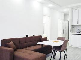 Spacious apartment 1812 bedroom, Living room Kitchen WiFi Balcony, hotel de playa en Itʼkhvisi