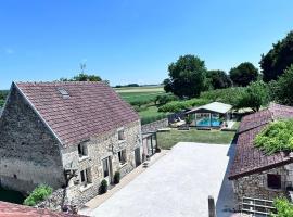 La Pompagne 12 personnes piscine privée et chauffée, hôtel à Lainsecq