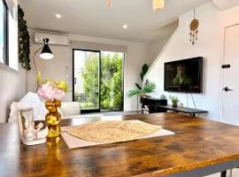 Near Stadium and railway station 3 beds 1 bath townhouse with Car Park onsite