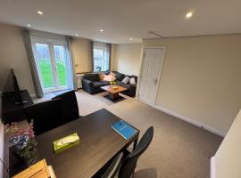 Sleeps8-FamilyFriendly-FreeParking-30MinToHeathrow, khách sạn ở Reading