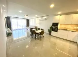 Cliff's Edge Luxury Apartment With Pool & Views