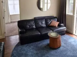 Spacious 5 bedroom 2 bathroom Home Fast WIFi