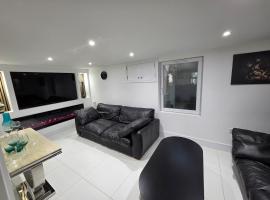 Stylish 6-Bedroom House, Town Centre, Sleeps 14, With Garden, hotel in Merthyr Tydfil