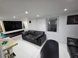 Stylish 6-Bedroom House, Town Centre, Sleeps 14, With Garden