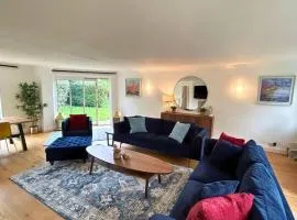 Weybridge Stunning Five Bedroom House With Garden