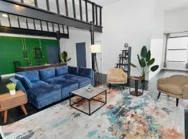 Luxury 5BR South Loop Suite with Pool Table and Optional Parking Near McCormick Place, Field Museum and Soldier Field