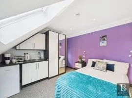 Luxury room with ensuite, parking in Slough Centre