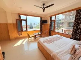 New Suraj Inn - Nestled near Hidimba Temple ! Rooftop Cafe With Hampta View ! Private Parking