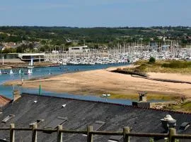 Apartment with a stunning 180 view & private garden 4 guests baby