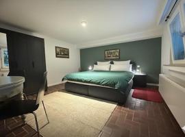 CHL Stay apartment One-Bedroom Apartment Steps from Luxembourg Hospital-Private Garden Included, hotel que aceita animais de estima&ccedil;&atilde;o no Luxemburgo