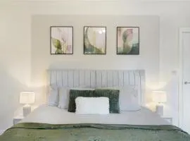 Charming 5BR Bedford Home, Sleeps 7, Perfect for Contractors Stay, Near Transport