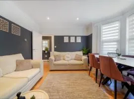 Bright 5BR Bedford Home, Sleeps 7, Perfect for Contractors Stay, Near Transport