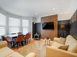 Trendy 5BR Bedford Home, Sleeps 7,Ideal for Contractors Deal, Near Transport