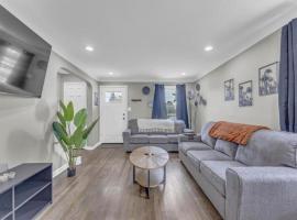 Brooklyn Townhome Updated Kitchen Sleeps 4, Hotel in Brooklyn