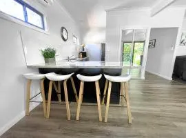Xmas Getaway, Quiet location and Central to beaches - 2 or 3 bed