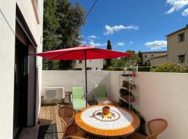 Tiny house avec terrasse privée - Parking - Fibre TV, hotel en Lambesc