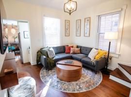 Cozy and luxurious home with hot tub, hotel in Columbus