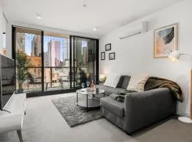 Modern CBD 2BR Free Parking & Stunning City Views