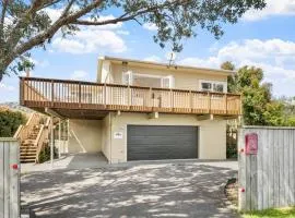 4-Bed 3-Bath Sunny Holiday House in Whangaparaoa