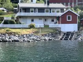 Fantastic house with lake plot in Gryllefjord