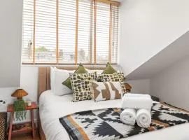 Sunny TopFloor 1BR , Balcony Views Sleeps 3