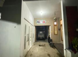 OYO 94839 He-ha Homestay Syariah: Kejajar şehrinde bir otel