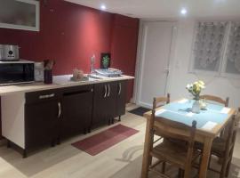 Viesnīca Logement chez rachelle Laurent pilsētā Arpajon-sur-Cère