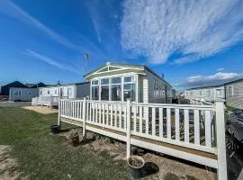 Modern Caravan With Wifi At St Osyth Beach Holiday Park In Essex Ref 28010Kv