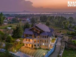 StayVista at Lakeside Panorama with Lawn & Wi-Fi, villa in Srinagar