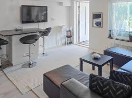 2 Bedroom Cozy Home In Skärholmen, hotel em Estocolmo