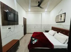 Stay Residency Green Park Metro Gate no 1