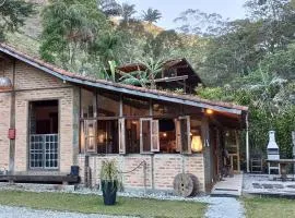 Casa com riacho e jardim particular próximo ao rio