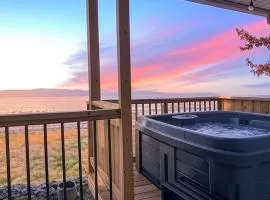 Chalet #14 Waterfront with Spa Fireplace WiFi & AC