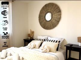 LAGON BLEU - Proche Gare Routière - Terrasse & Piscine - 3Km PLAGE - PARKING & WIFI Gratuit - OFFRE SPECIALE, hotel em Fréjus