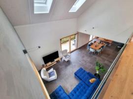 Maison neuve indépendante louée spécialement pour les vacances, hotel in Les Pléiades