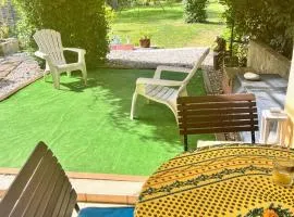 chambre et salle de bain privé s'ouvrant sur terrasse, jardin et cuisine d'été