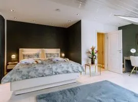 Ferienwohnung König Ludwig - Modernes Design-Apartment für Paare und Genießer am Starnberger See by LIVARIA