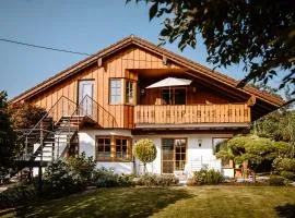 Ferienwohnung König Ludwig - Modernes Design-Apartment für Paare und Genießer am Starnberger See by LIVARIA