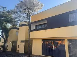Sobrado encantador no centro, ar cond e vaga