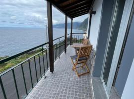 Casas das Hortas, Apartamento Vista Mar, hotel in Seixal