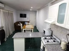Amplio departamento en pleno centro con cochera privada
